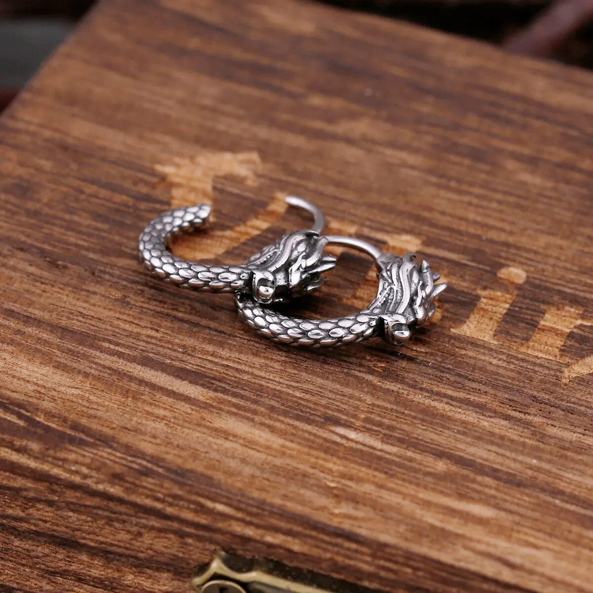 DROGON - Brincos de Dragão em Aço Inoxidável Skaldic Jewelry 1 Par + Porta Joias em Madeira 